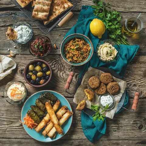 Gemischte Meze-Vorspeisen mit Falafel, Oliven und Dips